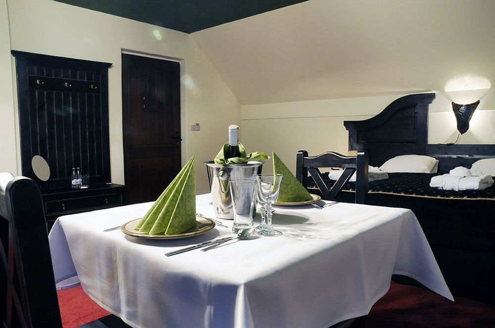 Hotel Kasztel Rzezawa Екстериор снимка